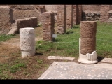 08529 ostia - regio v - insula vii - domus dei capitelli di stucco (v,vii,4-5) - peristylium - suedseite - saeulereste an der suedwestecke - 06-2024.jpg